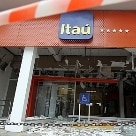 Cidades - Agência do banco Itaú em Santo André, no ABC, foi parcialmente destruída na madrugada desta quinta feira, 23 - Foto: Werther Santana/AE