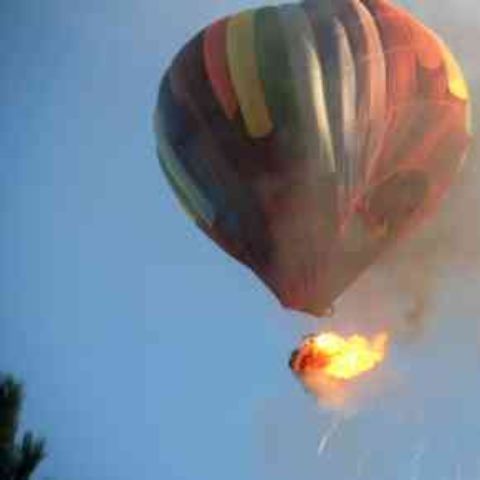 Balão se incendeia no ar e fere 11 no Canadá