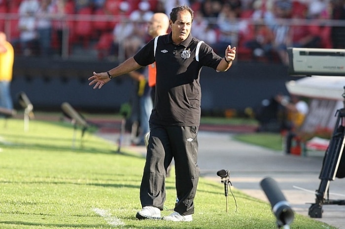 Mesmo com um a menos, São Paulo vence Santos por 3 a 2