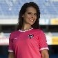 Gandula mostra camisa rosa do Botafogo