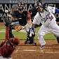 Manny Ramirez rebate a bola durante vitória do Dodgers por 9 a 5 sobre o Diamondbacks, pela MLB