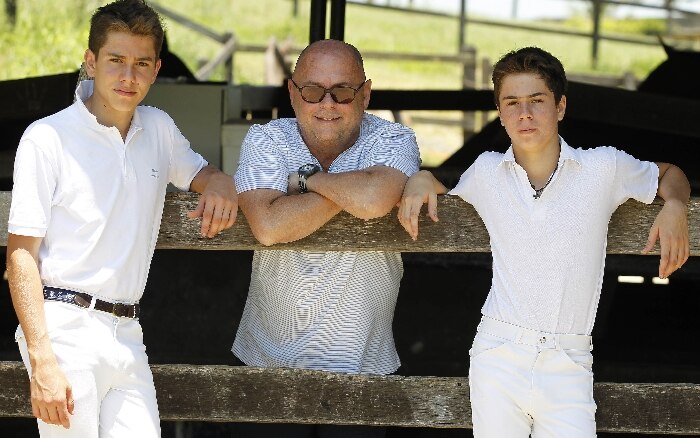 Filhos da ex-jogadora Hortência e do empresário Victor Oliva praticam o adestramento