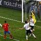 Puyol cabeceia por cima do gol no primeiro tempo de Alemanha e Espanha, no estádio Moses Mabhida Puyol cabeceia por cima do gol no primeiro tempo de Alemanha e Espanha, no estádio Moses Mabhida