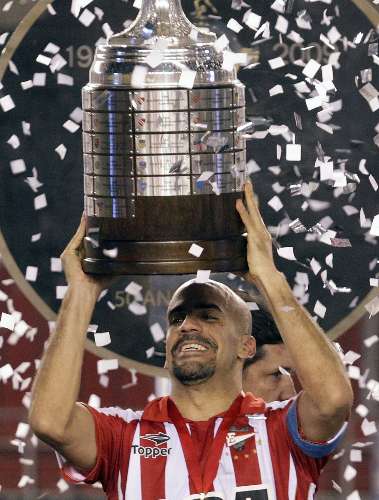 Verón, do Estudiantes, levanta a taça da Copa Libertadores 2009