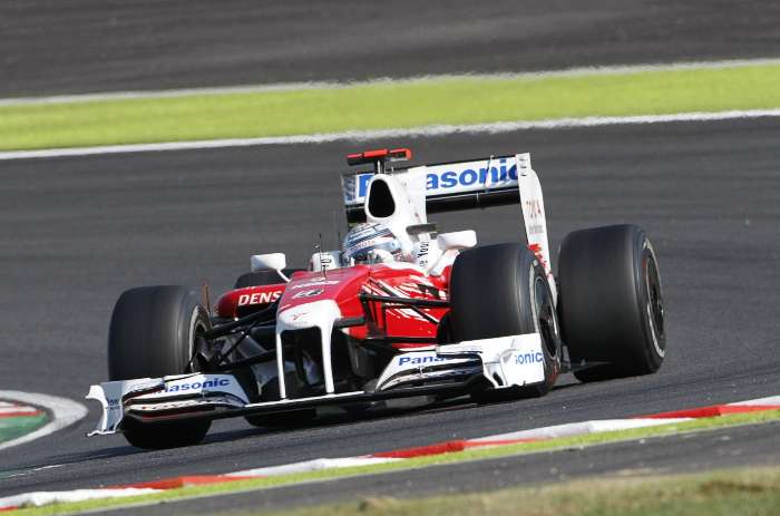 Jarno Trulli se prepara para contornar curva com seu Toyota no GP do Japão