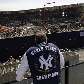 Torcedor do New York Yankees acompanha a demolição do antigo Yankee Stadium, construído em 1923