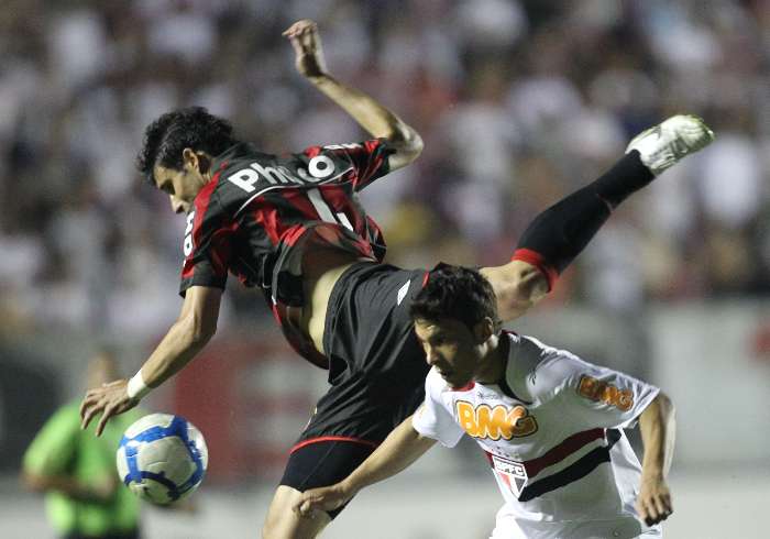 Rafael Santos, do Atlético-PR, passa por cima de Marlos, do São Paulo, em disputa de bola no 2 a 1