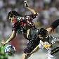 Rafael Santos, do Atlético-PR, passa por cima de Marlos, do São Paulo, em disputa de bola no 2 a 1