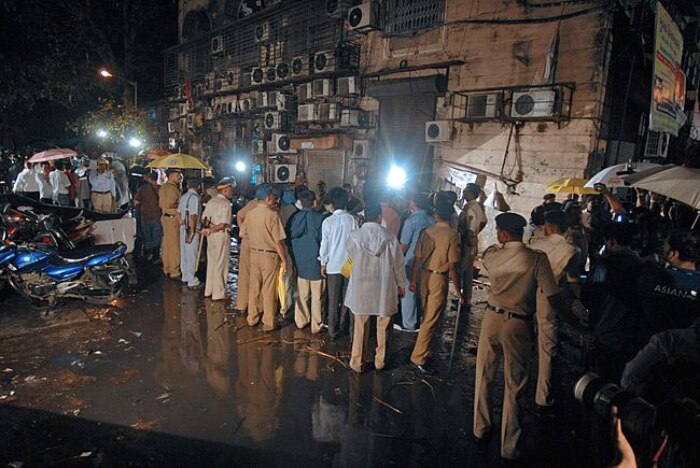 Polícia inspeciona um dos locais atingidos por explosões no distrito Opera House, em Mumbai