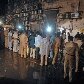 Polícia inspeciona um dos locais atingidos por explosões no distrito Opera House, em Mumbai Polícia inspeciona um dos locais atingidos por explosões no distrito Opera House, em Mumbai