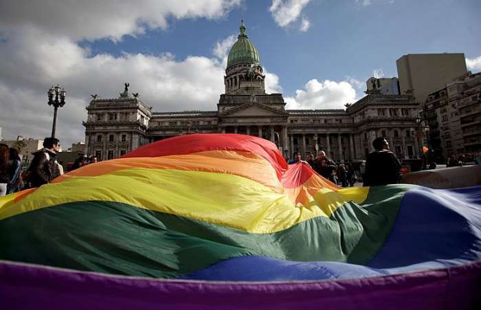 Manifestantes comparecem ao Congresso de Buenos Aires pela legalização do casamento homossexual