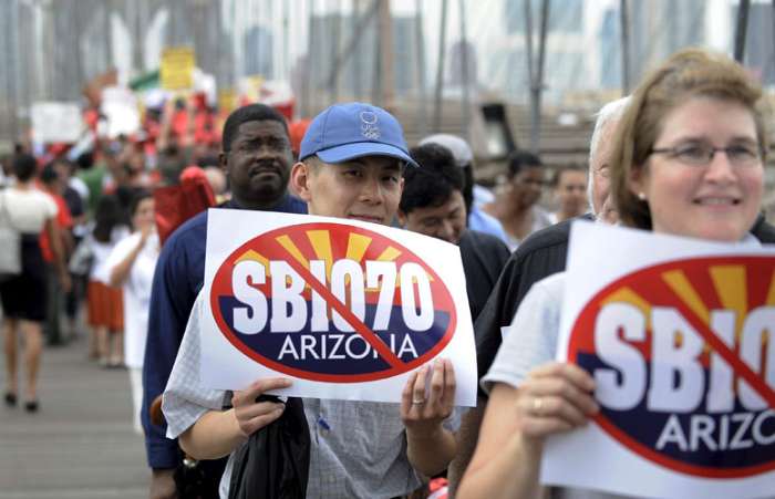 Americanos protestam contra a lei de imigração do Arizona