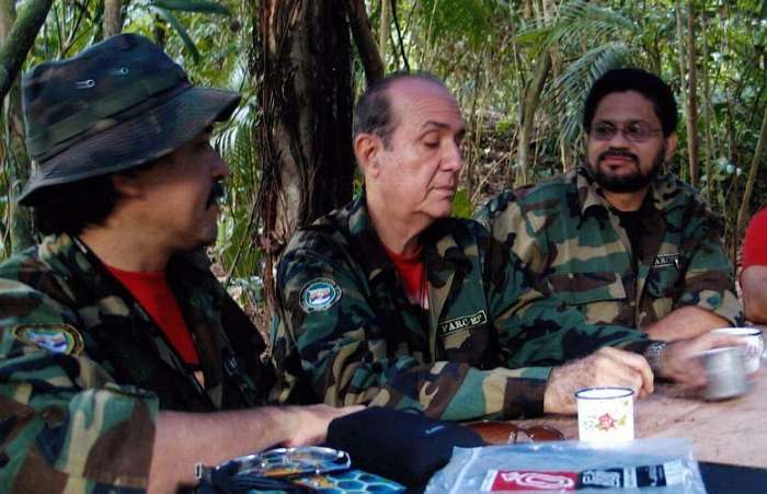O homem barbado, à direita na foto, é Ivan Márquez, chefe guerrilheiro das Farc O homem barbado, à direita na foto, é Ivan Márquez, chefe guerrilheiro das Farc
