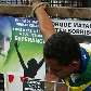 Manifestanta em frente ao Fórum de Santana, para o terceiro dia de julgamento do caso Isabella