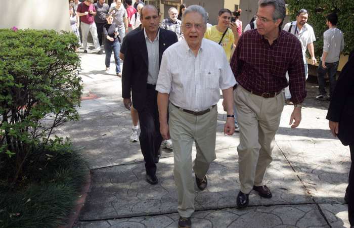 O ex-presidente Fernando Henrique Cardoso chega para votar no Colégio Sion, em Higienópolis 