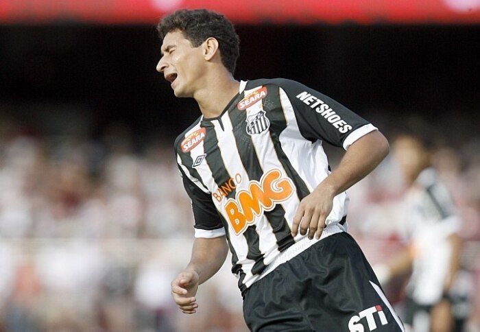 Mesmo com um a menos, São Paulo vence Santos por 3 a 2