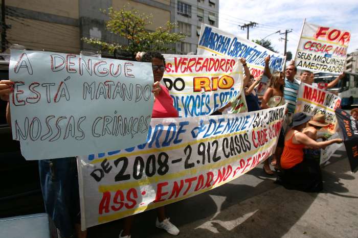 Protesto contra a dengue