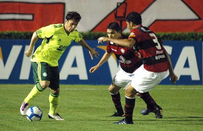 Kléber disputa lance durante empate do Palmeiras por 1 a 1 com o Vitória, pelo Campeonato Brasileiro