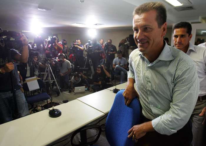Dunga chega para entrevista coletiva após anúncio de convocação da seleção brasileira para amistoso