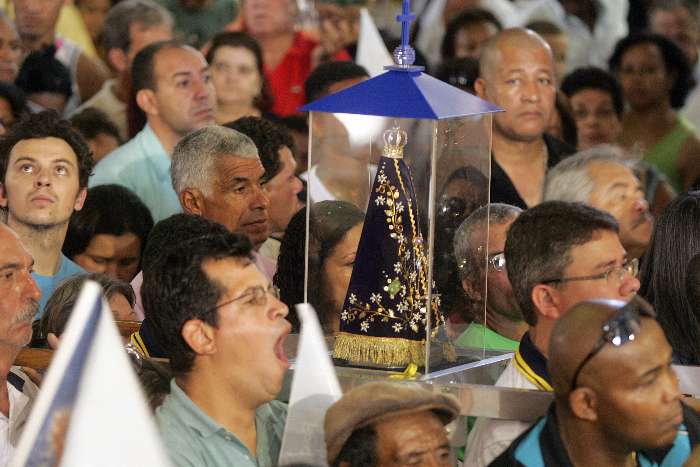 Às 16h, ocorre uma procissão solene, que irá percorrer o santuário desde a basílica até a Tribuna Su