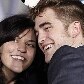 Robert Pattinson atende às fãs no tapete vermelho Robert Pattinson atende às fãs no tapete vermelho