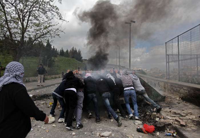 Jovens protestam contra ampliação de assentamentos em Jerusalém Oriental
