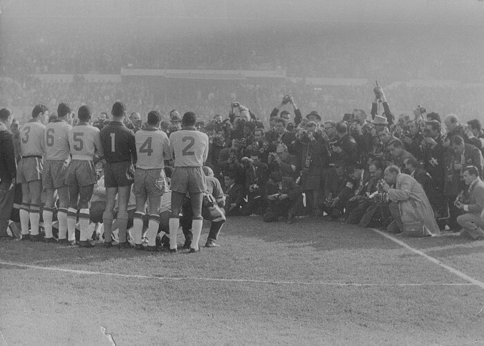 Em 62 a seleção conquistava novamente o mundo, conduzida por Garrincha