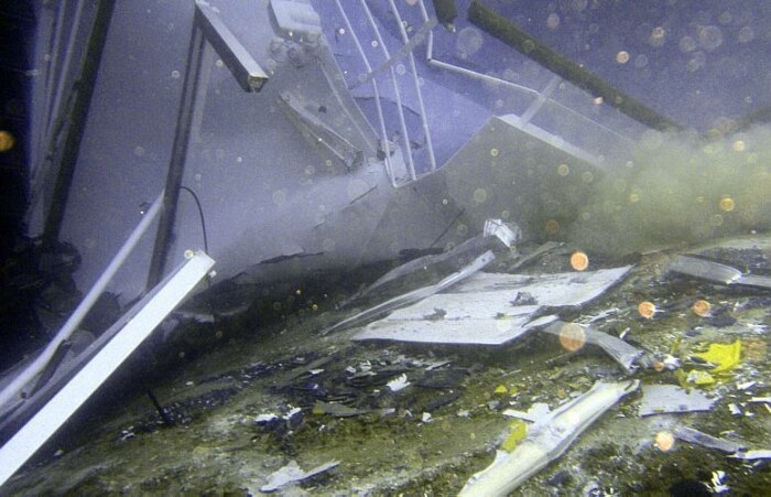Imagem submarina da destruição causada pelo impacto
