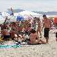Turistas se divertem na praia neste verão Turistas se divertem na praia neste verão