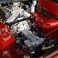 O motorzão V8, instalado na posição central-traseira, é um Ford 351 Cleveland de 5,7 litros