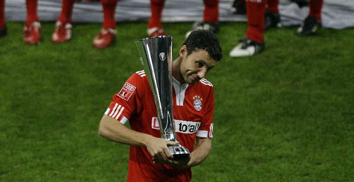 Mark van Bommel levanta o troféu de campeão do Bayern de Munique