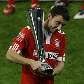 Mark van Bommel levanta o troféu de campeão do Bayern de Munique