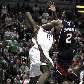 Joe Johnson, do Hawks, faz falta em Mbah a Moute, do Bucks; série empatada em 2 a 2 nos playoffs Joe Johnson, do Hawks, faz falta em Mbah a Moute, do Bucks; série empatada em 2 a 2 nos playoffs