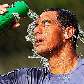 O goleiro Fábio Costa se refresca após treino do Santos no CT Rei Pelé, sob calor intenso pela manhã