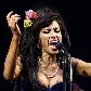 Amy Winehouse, apresentando-se no festival Glastonbury, em 2008 Amy Winehouse, apresentando-se no festival Glastonbury, em 2008