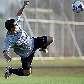 Douglas salta para dar um voleio na bola, em treino do Corinthians