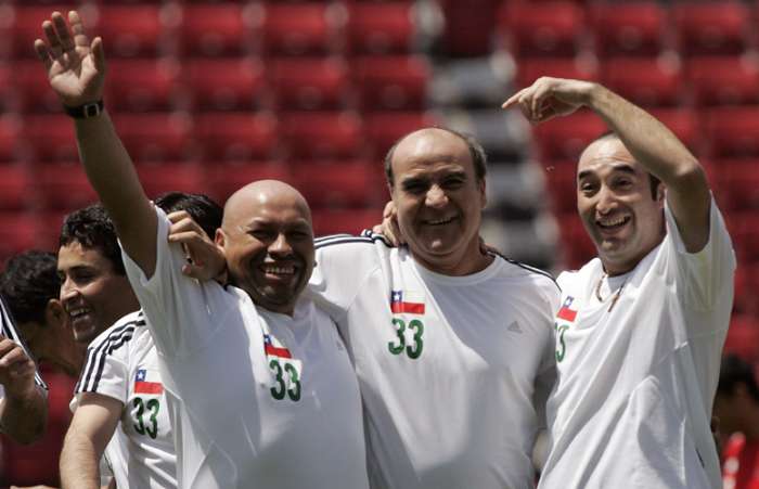 Jose Ojeda, Franklin Lobos e Carlos Barrios durante o jogo contra os resgatistas