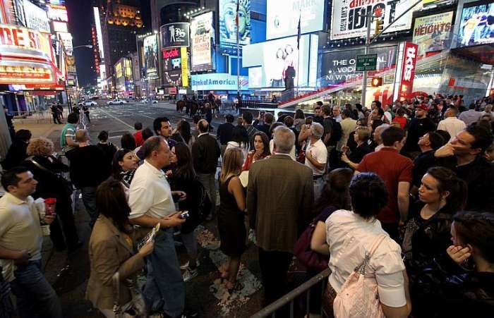 Pessoas permanecem atrás das barreiras formadas pela polícia para desamar bomba na Times Square
