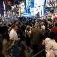 Pessoas permanecem atrás das barreiras formadas pela polícia para desamar bomba na Times Square Pessoas permanecem atrás das barreiras formadas pela polícia para desamar bomba na Times Square