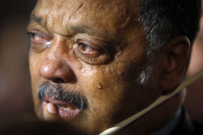 O reverendo Jesse Jackson chora no Grant Park, em Chicago, após o anúncio da vitória de Obama