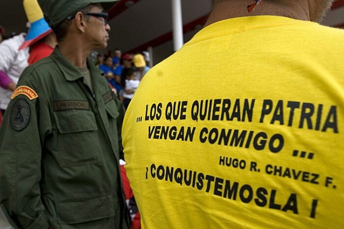 Popular veste camisa com frase do presidente Chávez: 