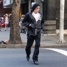 Bob Dylan, de gorro, nas ruas de Copacabana