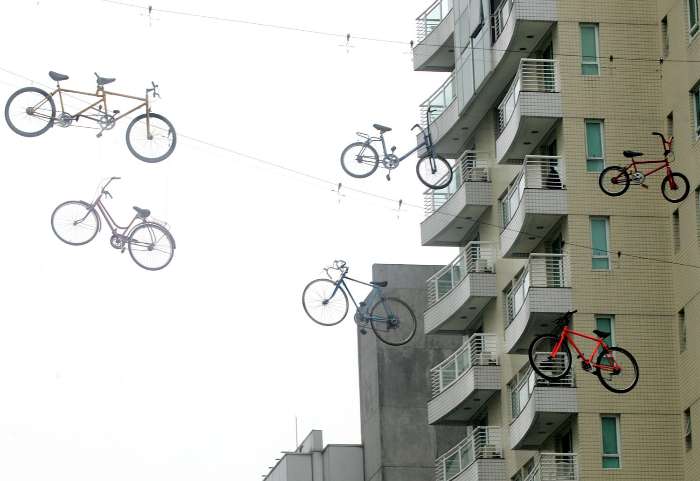 A intervenção mais recente, depois das pets, foi a das bikes penduradas na Av. Paulista, de 2007
