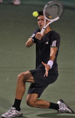 Novak Djokovic retorna a bola em jogo do Torneio de Dubai