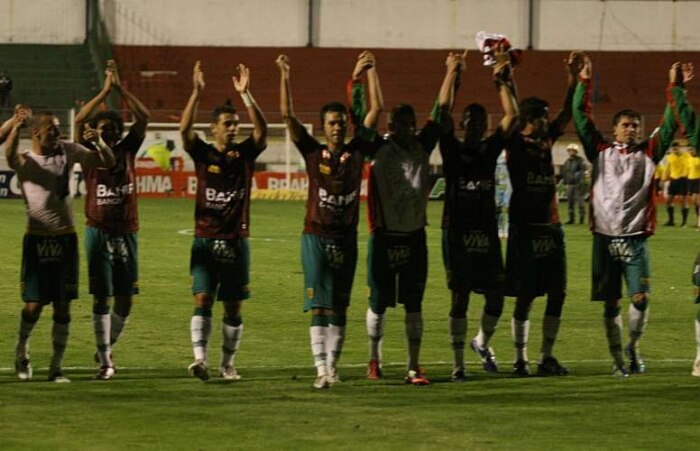 Jogadores agradecem ao apoio dos quase 5 mil torcedores no Canindé