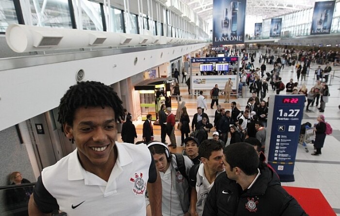 Confira imagens do embarque e desembarque do Corinthians após a primeira partida contra o Boca