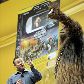 Homem vestido de Wookie exibe novo PSP, console portátil da Sony, na feira de games E3, nos EUA