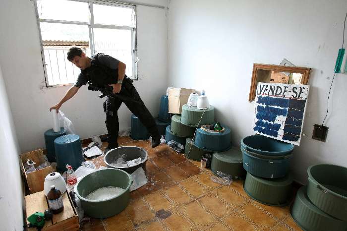 Policiais encontraram laboratórios de refino de cocaína dentro da favela