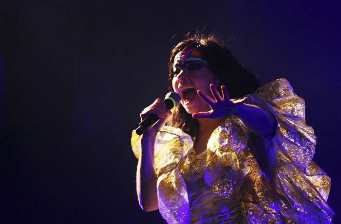 Bjork se apresenta na Austrália