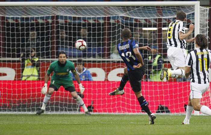 Maicon domina na coxa e dá um chapéu em Amauri antes de marcar na vitória da Inter sobre a Juventus